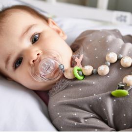 Rosa Schnullerkette für Babys Suavinex Brosche Schnullerklammer für Babys 0 Monate