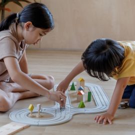 Plan Toys - Straßen-Bausatz Rubber Road & Rail Set